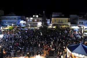 Σε χριστουγεννιάτικη ατμόσφαιρα η φωταγώγηση του δέντρου στο Μεσολόγγι