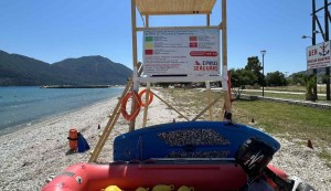 Με ναυαγοσώστες η παραλία του Μύτικα