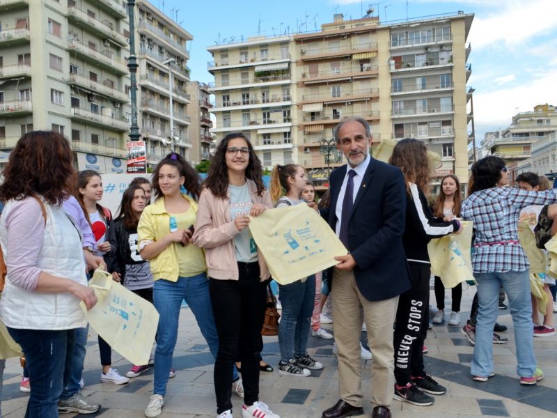 Τα παιδιά φώναξαν δυνατά «Κάνε κάτι δραστικό… κόψε πια το πλαστικό» για το Περιβάλλον - Μοίρασαν περισσότερες από 1.200 τσάντες από ανακυκλώσιμα υλικά