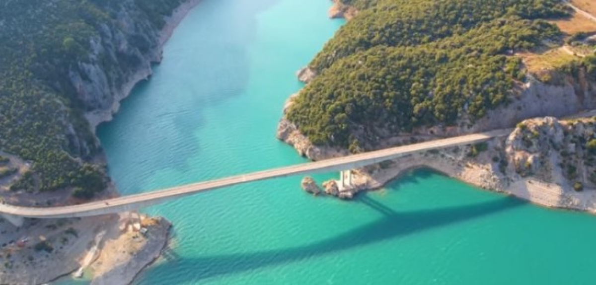Ταξιδεύοντας με φουσκωτό στην λίμνη Κρεμαστών και στα στενά του Αχελώου! (www.travel-inspiration.gr)