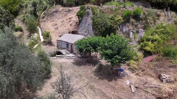 Ο νερόμυλος και το κρεμαστό ξωκλήσι πάνω στον βράχο, αγναντεύοντας την λίμνη Τριχωνίδα (Βίντεο)