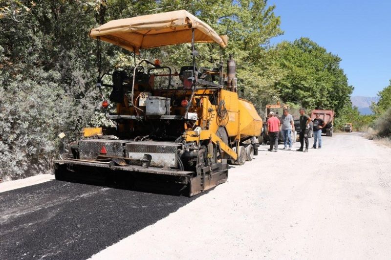 Επιτέλους ασφαλτόστρωση στο κατεστραμμένο σημείο της επαρχιακής οδού κοντά στο Μπαμπαλιό