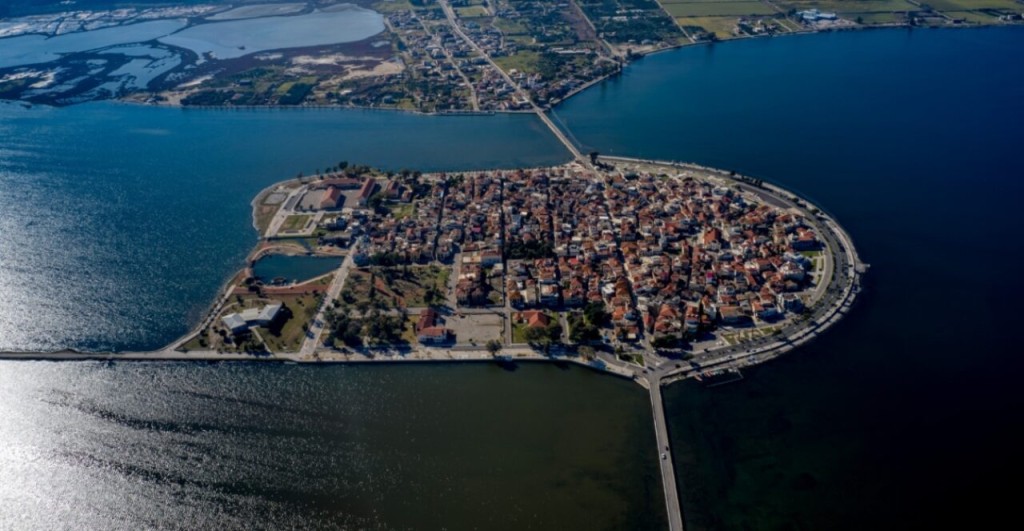 Αιτωλικό: Η «μικρή Βενετία» της Ελλάδας με τα πέτρινα τοξωτά γεφύρια και τη μεγάλη ναυτική ιστορία