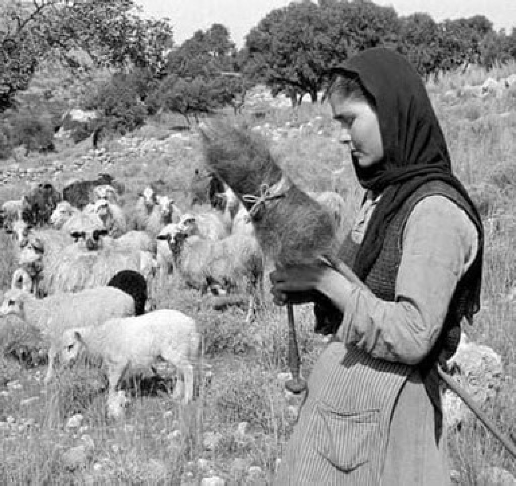 Εθιμικοί Συμβολισμοί: 1η του Μάρτη στην Παλαιομάνινα με τη «γριά να γνέθει και να βγάζει τα κατσίκια της» καλωσορίζοντας την άνοιξη!