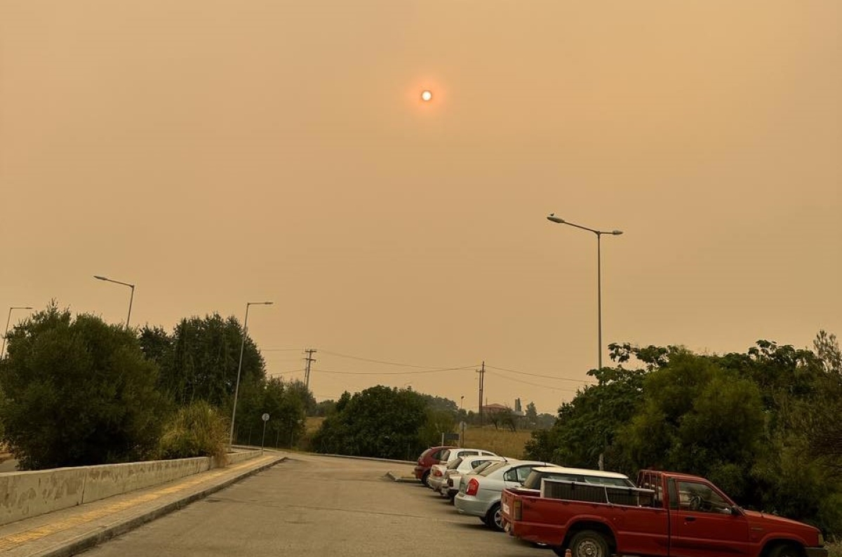 Αγρίνιο: Θολός ουρανός και μυρωδιά καπνού, από την φωτιά στη Βοιωτία