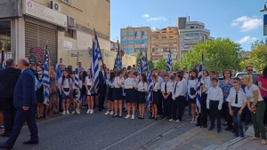 Αγρίνιο: Η μαθητική κατάθεση στεφάνων στο μνημείο της 11ης Ιουνίου (φωτο)