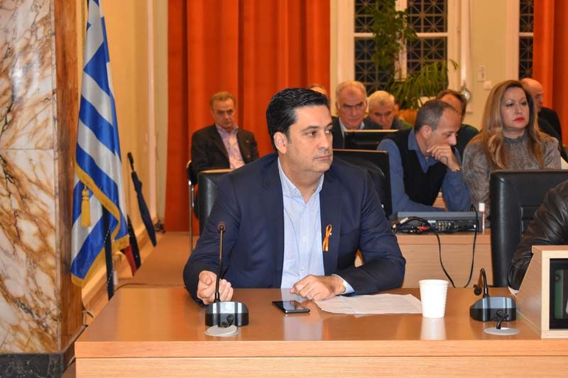 Με πορτοκαλί φιόγκο ο δήμαρχος Αγρινίου και οι σύμβουλοι του