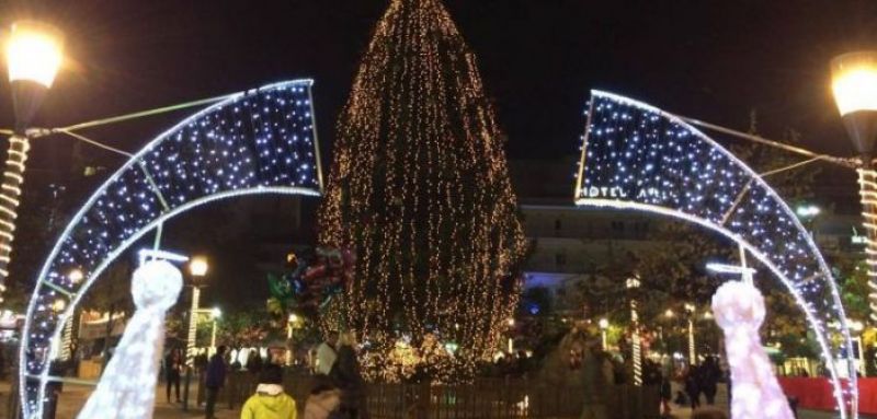 Αγρίνιο: Χριστούγεννα ήρθαν πάλι – Άναψε το δέντρο στην πλατεία Δημοκρατίας