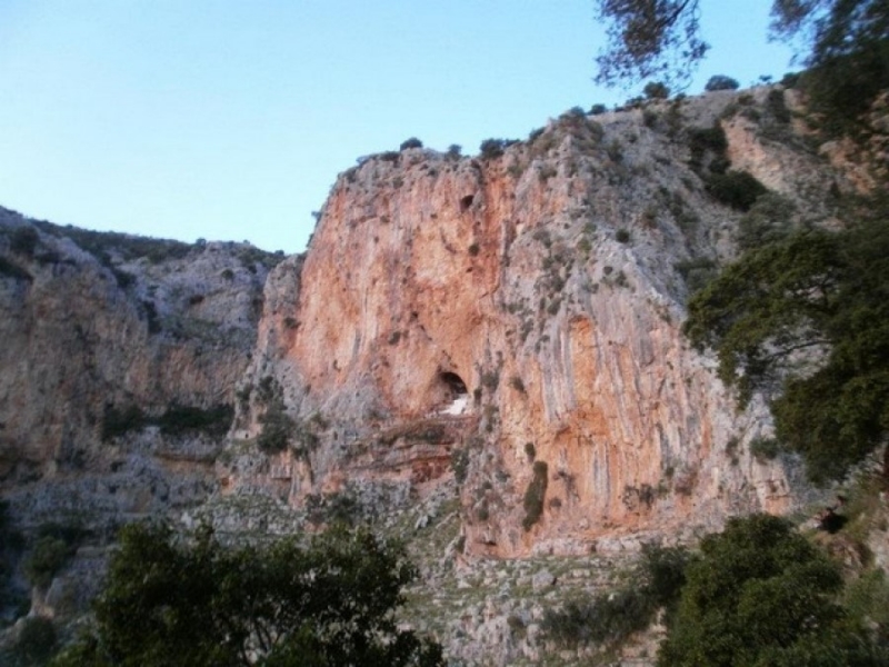 Πανηγυρίζει το Ιερό σπήλαιο Αγίου Νικολάου Κρεμαστού του Αρακύνθου (19-20/5/2016)