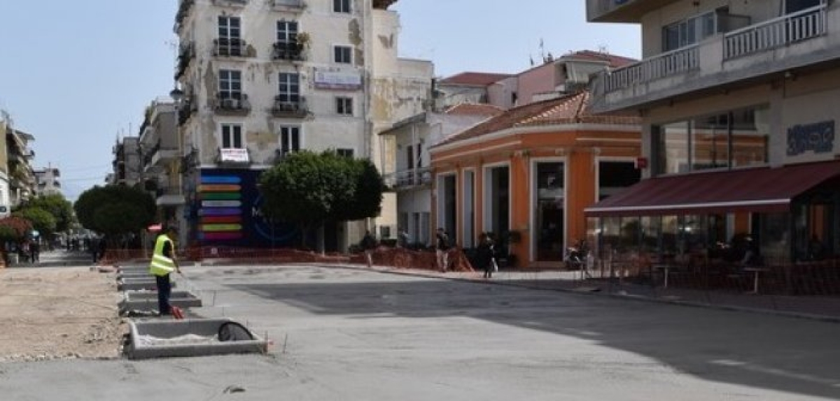 Τσιμεντοστρώνεται η πλατεία του Μεσολογγίου ενόψει Εορτών Εξόδου (εικόνες)