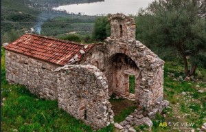 Βυζαντινός ναός Πέτρου &amp; Παύλου στη Νερομάνα με φόντο τη Λίμνη Τριχωνίδα