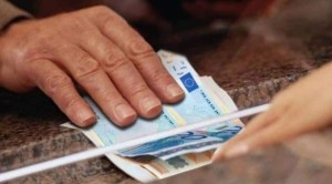 Έρχονται δύο νέα επιδόματα το φθινόπωρο – Ποιοι είναι οι δικαιούχοι και πώς θα τα λάβουν