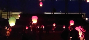 Αγρίνιο: Αερόστατο και φαναράκια «έβαλαν φωτιά» στον ουρανό, πάνω από το γήπεδο του Παναιτωλικού (εικόνες - video)