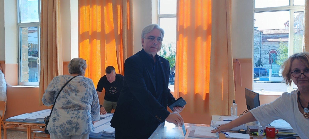 Στο 1ο Δημοτικό Σχολείο Παναιτωλίου άσκησε το εκλογικό του δικαίωμα ο Δημήτρης Τραπεζιώτης