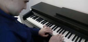Ναύπακτος: Νέος με αυτισμό παίζει πιάνο (βίντεο)
