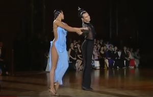 Εντυπωσιακός χορός Roumpa και εντυπωσιακό το φόρεμα της χορεύτριας