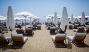Η παρακμή του ελληνικού τουρισμού: Από το «λίγοι και καλοί» στο «πολλοί και άφραγκοι»