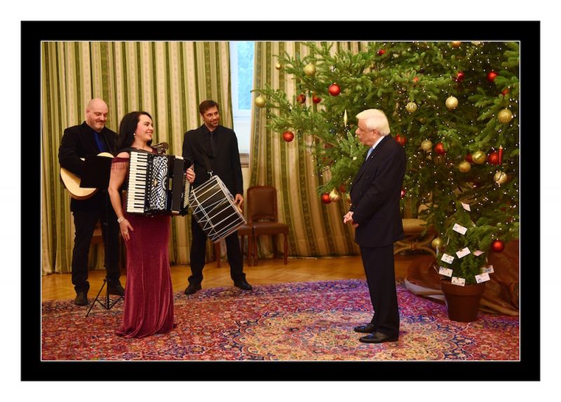 Tη   Ζωή Τηγανούρια υποδέχτηκε ο Πρόεδρος της Δημοκρατίας Προκόπης Παυλόπουλος με αφορμή την επίκαιρη  μουσική της σύνθεση «Γενοκτονία»