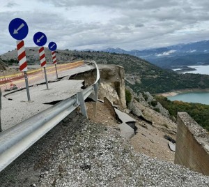 28 προέδροι Κοινοτήτων Δήμου Αγράφων: «Σοβαρή υποβάθμιση της καθημερινότητας λόγω της διακοπής στον οδικό άξονα Αλευράδας – Γέφυρα Τατάρνας»