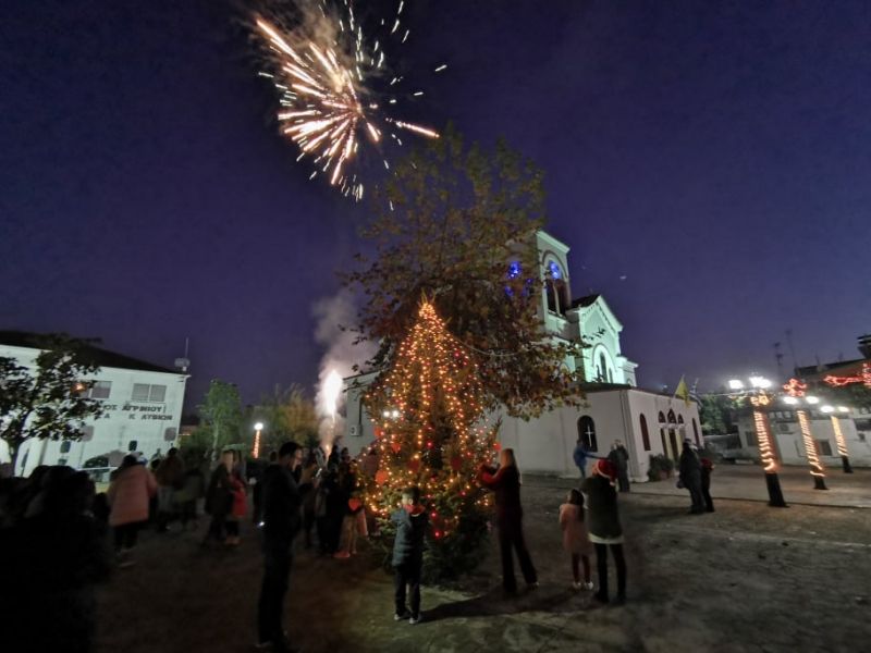 Φωταγωγήθηκε το Χριστουγεννιάτικο δέντρο στα Καλύβια!