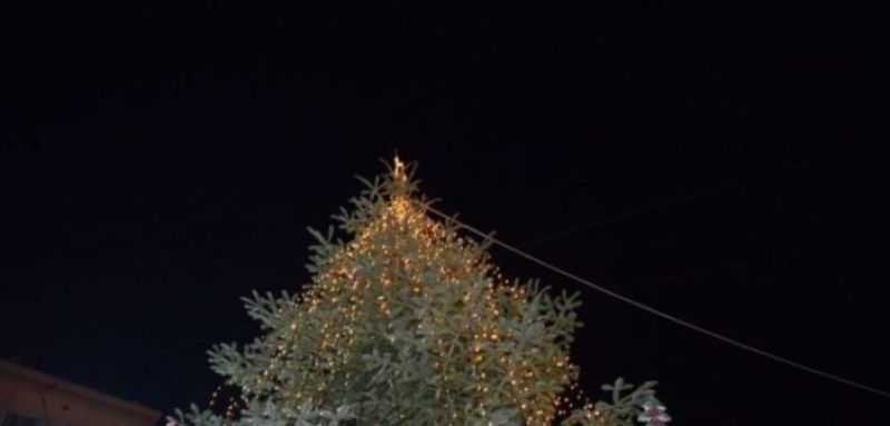 Ναύπακτος: Άναψε το Χριστουγεννιάτικο δέντρο – γέμισε χαμόγελα η κεντρική πλατεία (βίντεο + φωτό)