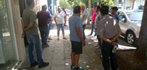 Αγρίνιο: Παράσταση διαμαρτυρίας αγροτοκτηνοτρόφων στα γραφεία του ΕΛΓΑ