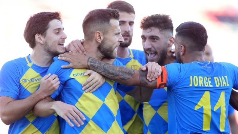 Τα καναρίνια κελαηδάνε ακόμη…