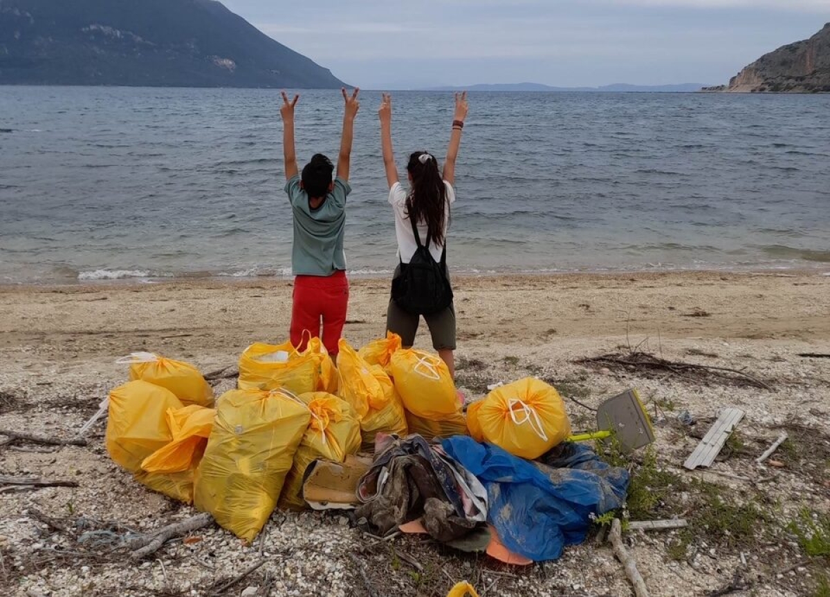 Αγρινιώτισσα με τα ανίψια της καθάρισαν εθελοντικά την παραλία στον Μύτικα (φωτο)