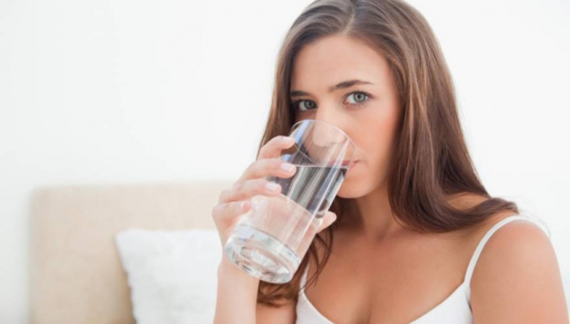 Τί συμβαίνει στο σώμα αν πίνετε νερό με άδειο στομάχι μόλις ξυπνάτε