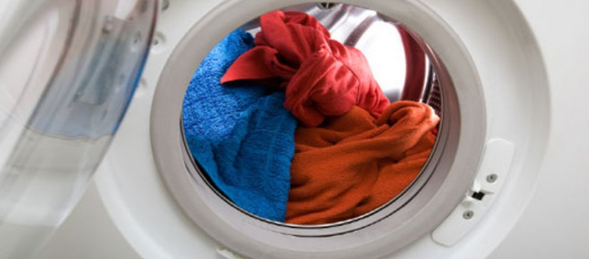 Πέντε κόλπα για να κάνετε τα ρούχα σας να βγαίνουν σαν καινούργια από το πλυντήριο