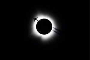 H oλική έκλειψη ηλίου μάγεψε μικρούς και μεγάλους: Το μεγαλείο του ηλιακού μας συστήματος μέσα από φωτογραφίες
