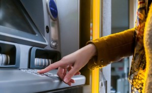ΕΕΚΕ: Εξοργιστική Κερδοσκοπία της Τράπεζας Πειραιώς σε Βάρος των Καταναλωτών