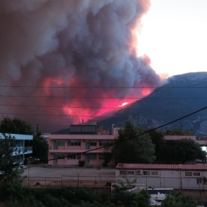 Η φωτιά στα Παλιάμπελα έφτασε στη Βόνιτσα – Κάηκε ο Αμαδαρός, κλειστή η παλιά εθνική