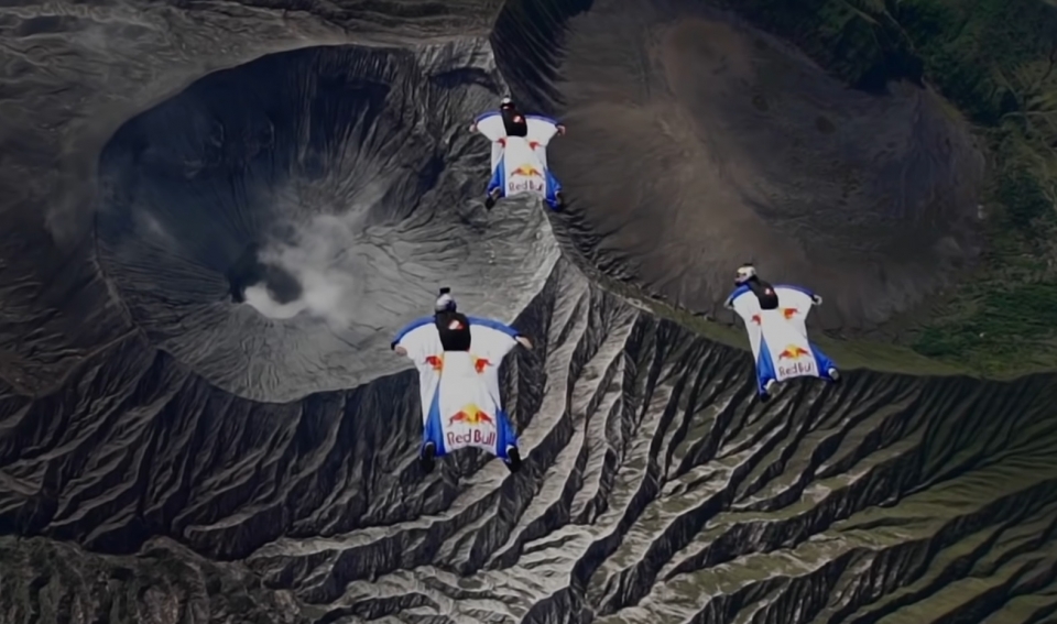 Βίντεο: Πετώντας με wingsuit πάνω από τα ηφαίστεια της Ινδονησίας - Στο «κόκκινο» η αδρεναλίνη!