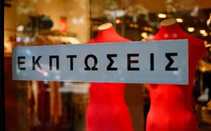 Εκπτώσεις σε δύσκολες συνθήκες – Οι έμποροι του Αγρινίου κρατούν την ελπίδα