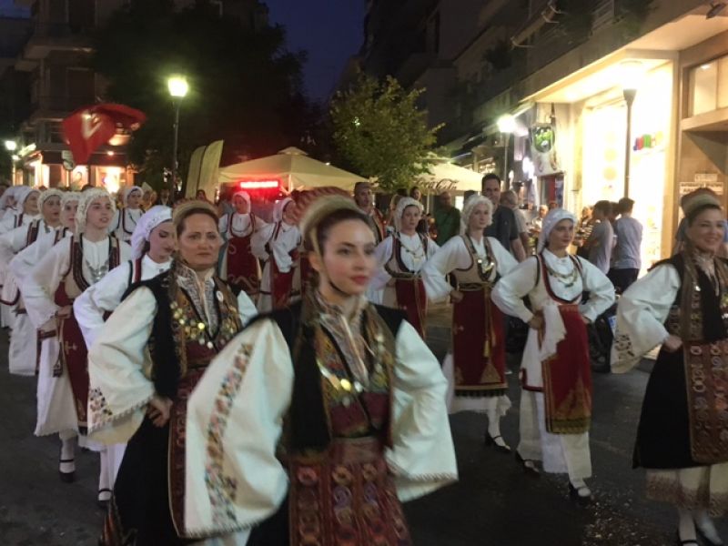 Η παρέλαση των χορευτών από το Πάρκο έως την πλατεία- Κοσμοσυρροή στο κέντρο του Αγρινίου