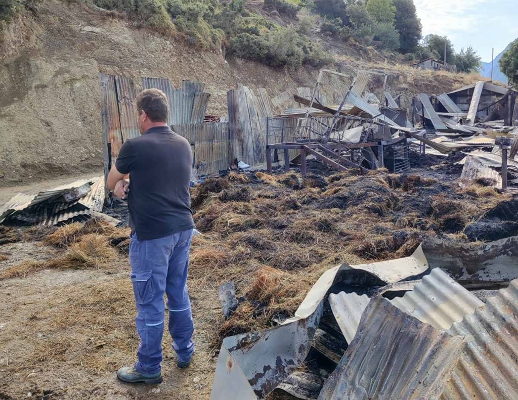 Εμπεσσός Βάλτου: Θα είχαν απανθρακωθεί και οι κτηνοτρόφοι αν δεν είχαν φύγει 10 λεπτά πριν την πτώση του κεραυνού