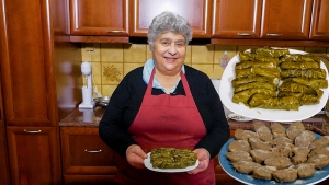 Σμυρνέικα γιαλαντζί ντολμαδάκια και χαλβάς από την Μικρασιάτισσα γιαγιά Ευτυχία (βίντεο)