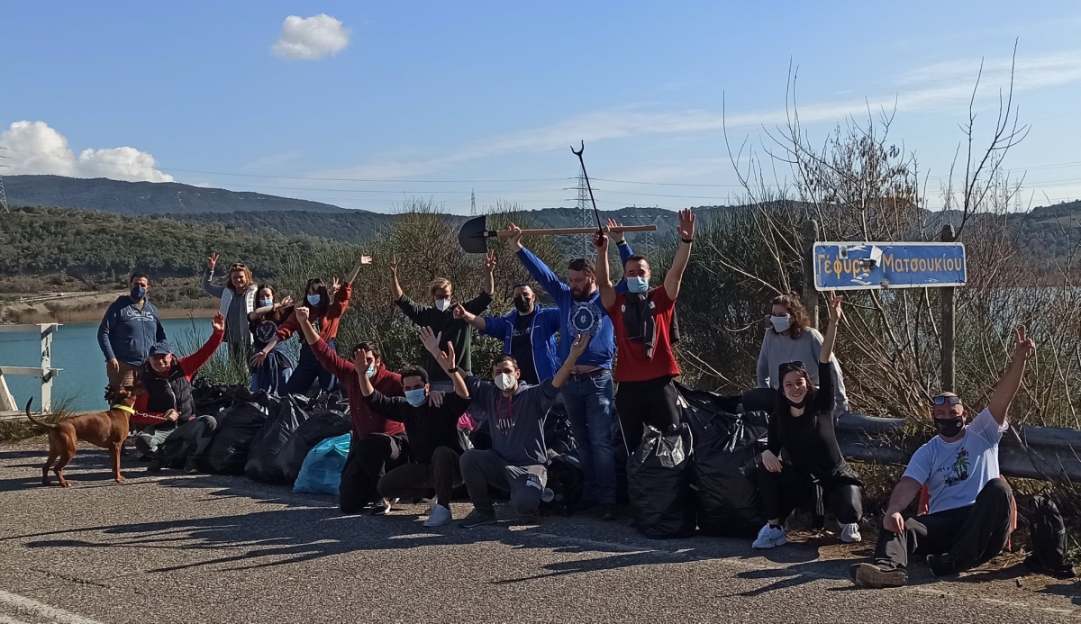 Save Your Hood: Μέχρι και καθίσματα αυτοκινήτων βρήκαν οι εθελοντές στη λίμνη Στράτου