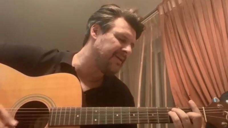 Πάνος Κιάμος: Έπιασε την κιθάρα του και τραγούδησε το «Νίκησες πάλι»! (video)