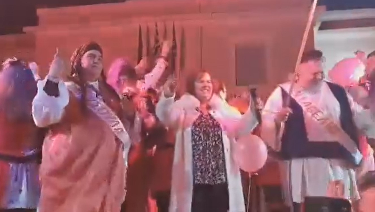 Τραγούδησε σε γκρουπ η Έφη Θώδη στο Μεσολογγίτικο Καρναβάλι (video)