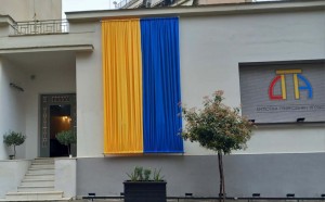 Στα μπλε-κίτρινα “ντύθηκε” η Δημοτική Πινακοθήκη Αγρινίου για τα εγκαίνια της έκθεσης