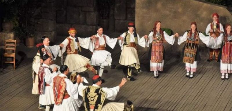 Αιτωλοακαρνάνες με πανέμορφες ενδυμασίες χόρεψαν στην Αθήνα