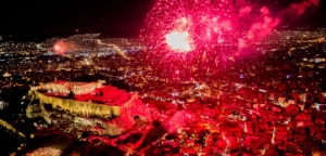 Πρωτοχρονιά: Πώς υποδέχθηκε η Ελλάδα το 2021 – Υπερθέαμα με πυροτεχνήματα και άδειους δρόμους
