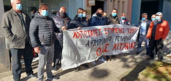 Αγρίνιο: Διαμαρτυρία στον ΕΛΓΑ από αγρότες και κτηνοτρόφους (εικόνες – βίντεο)
