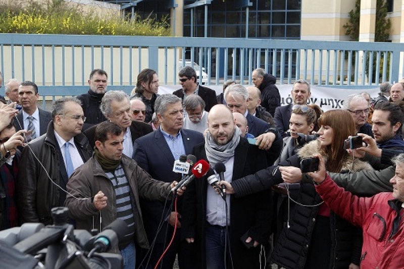 Διαμαρτυρία επιστημόνων και ελεύθερων επαγγελματιών έξω από το Υπουργείο Υποδομών