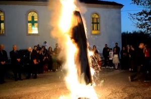 Αναβίωσαν τα έθιμα των εικονισμάτων και το κάψιμο του Ιούδα στο Ευηνοχώρι (video-φωτο)