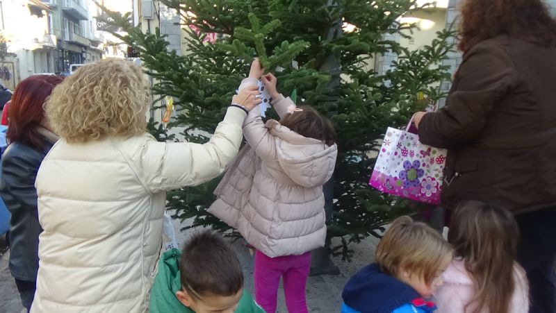 Στόλισαν δέντρο οι μαθητές του 15ου Νηπιαγωγείο Αγρινίου