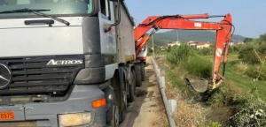 Κάτω Ζευγαράκι Αγρινίου: Καθαρίζεται από το Δήμο η διώρυγα με την πυκνή βλάστηση