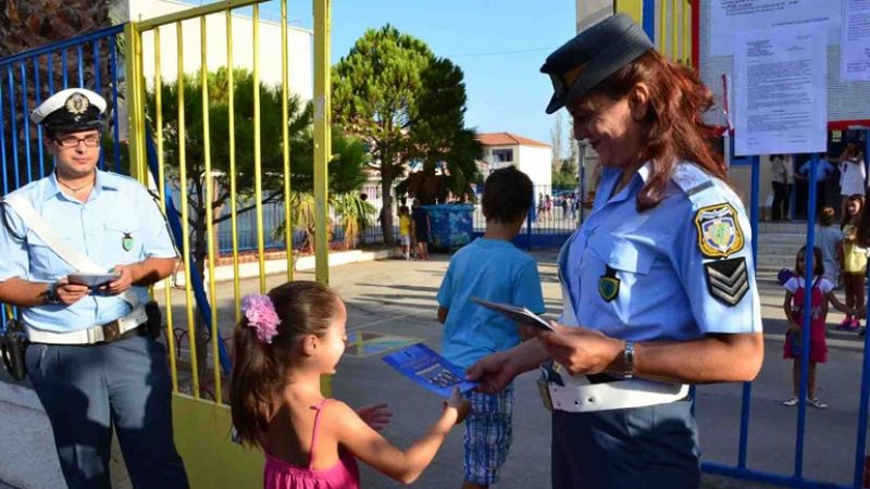 Σε δημοτικά σχολεία αστυνομικοί της Τροχαίας για ενημέρωση μαθητών και γονέων